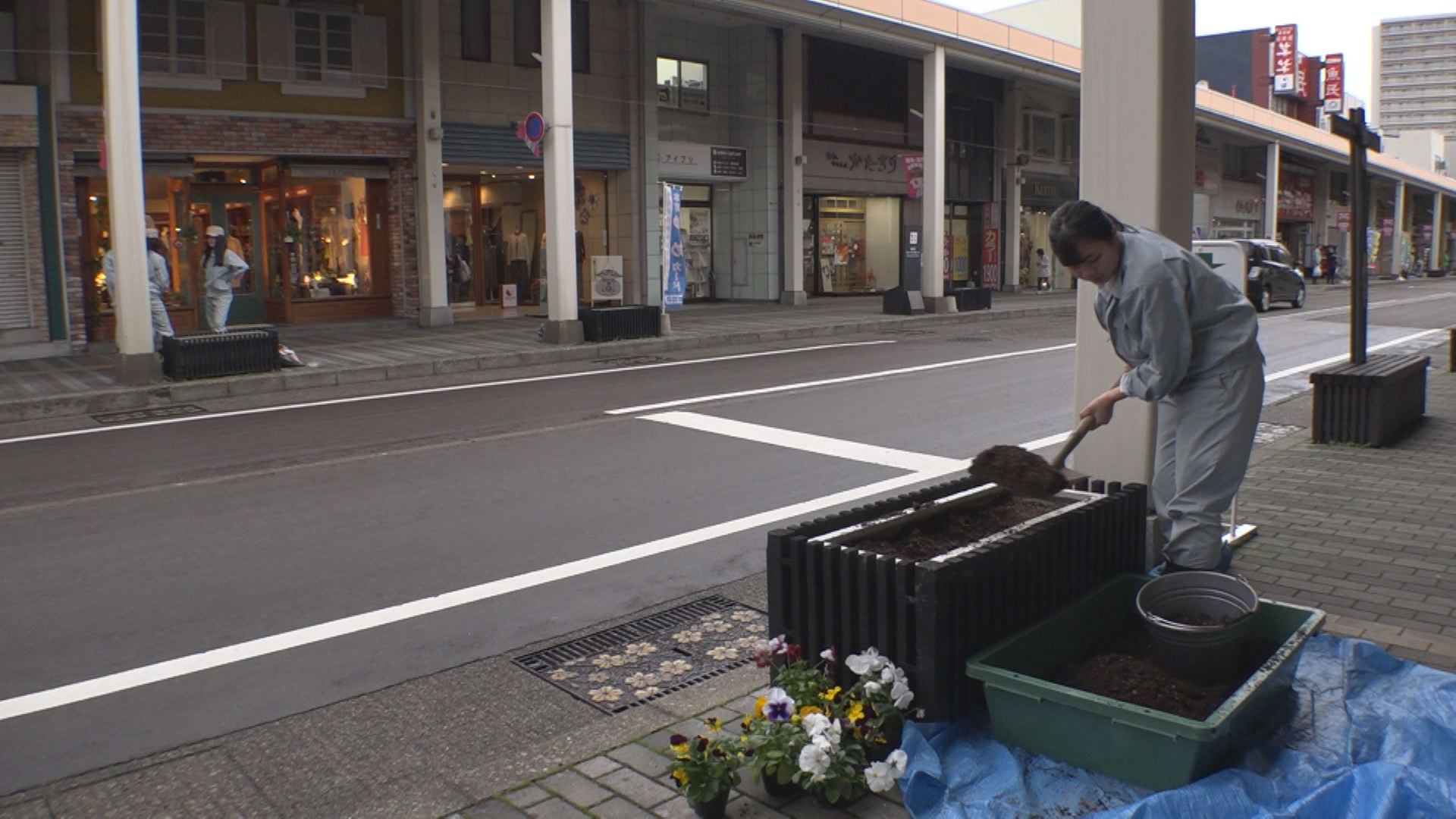 花もよろこんでいます 高田本町のプランター30年振りに土入れ替え ニュース 上越妙高タウン情報