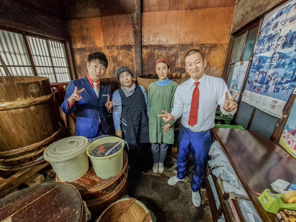 【４】文化財指定の町家は現役の味噌蔵　木桶の伝統製法が守られている